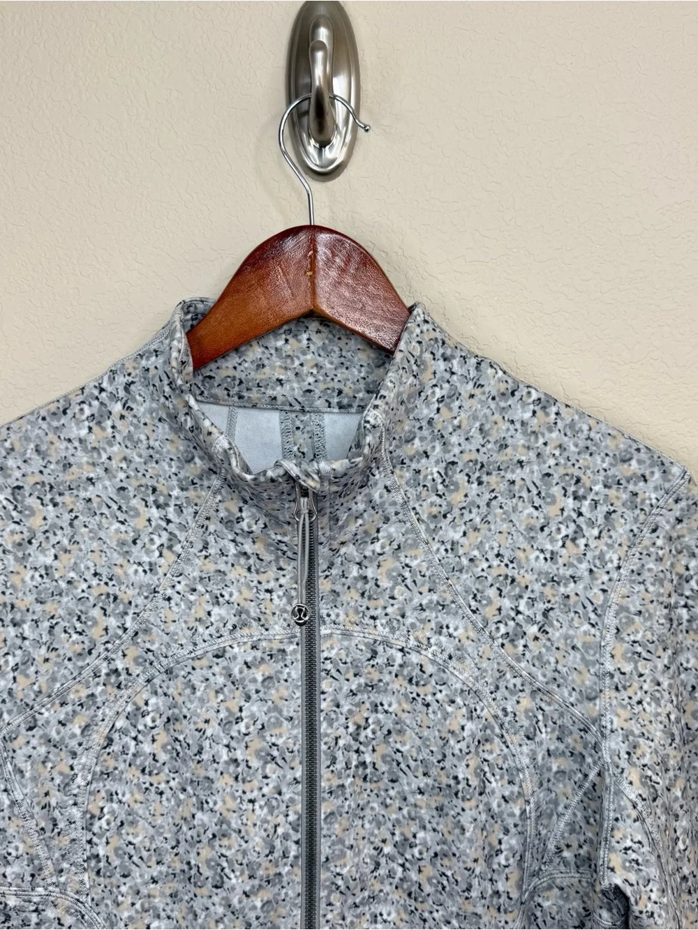 LULULEMON Forme Jacket Yoga Cuffins Petite Fleur Silver Spoon Gray Women’s Sz 10